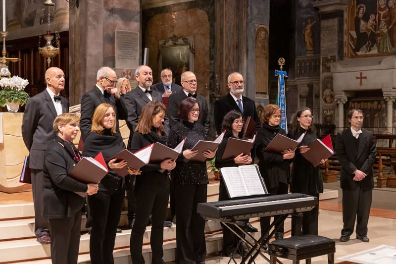 il coro polifonico si esibisce in chiesa